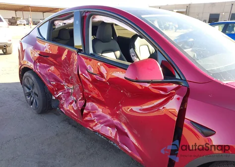 2025 Tesla Model Y Long Range Dual Motor Rear-Wheel Drive z USA, uszkodzony, nr VIN 7SAYGDED2SF255080